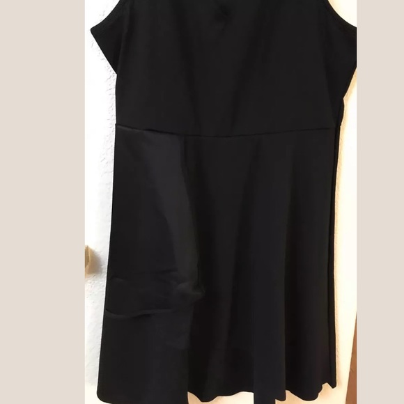 Vanity Room Size L Black V-Neck Crepe Dress - Picture 4 of 7